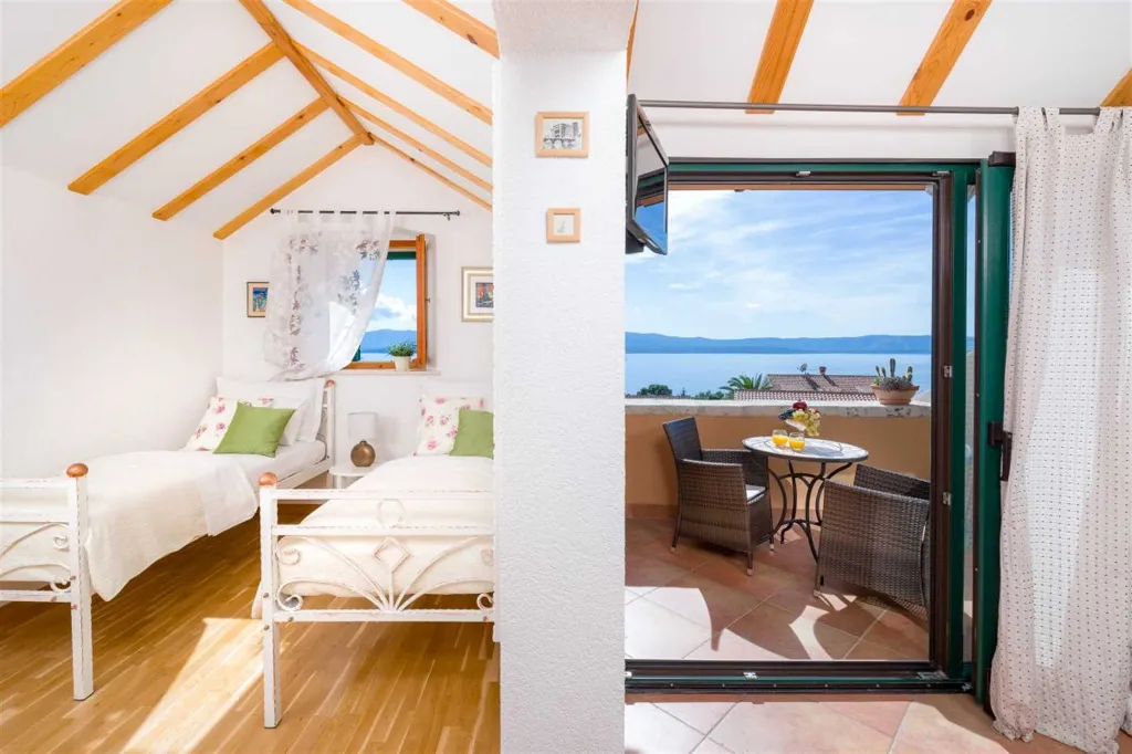 Air-Conditioned 2-Bedroom Villa with Pool in Bol