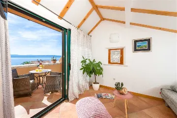 Air-Conditioned 2-Bedroom Villa with Pool in Bol