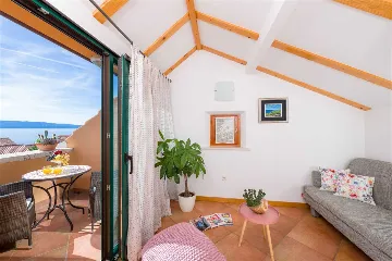 Air-Conditioned 2-Bedroom Villa with Pool in Bol