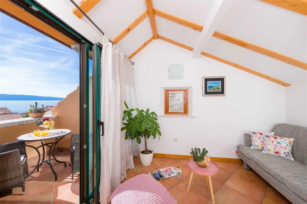 Air-Conditioned 2-Bedroom Villa with Pool in Bol