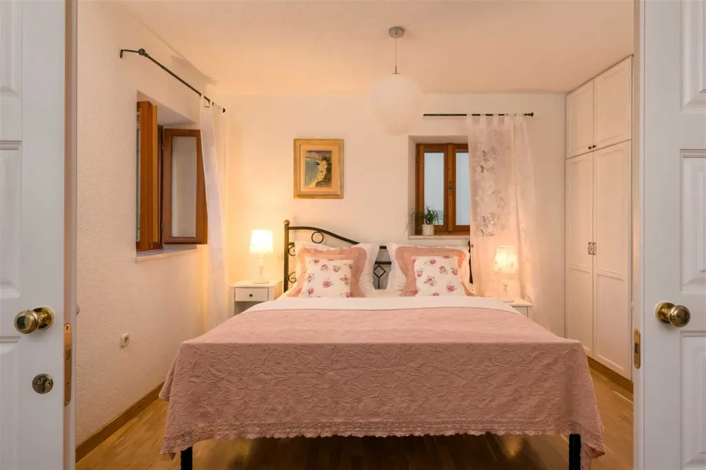 Air-Conditioned 2-Bedroom Villa with Pool in Bol