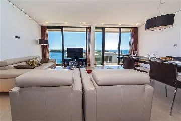 Air-conditioned Apartment in Primošten for 6 Guests