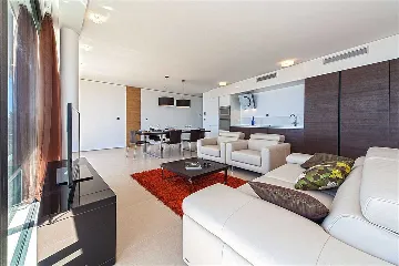 Air-conditioned Apartment in Primošten for 6 Guests