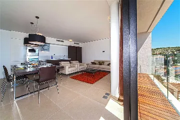 Air-conditioned Apartment in Primošten for 6 Guests