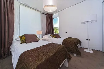 Air-Conditioned 3-Bedroom Apartment in Primošten