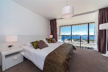 Air-Conditioned 3-Bedroom Apartment in Primošten