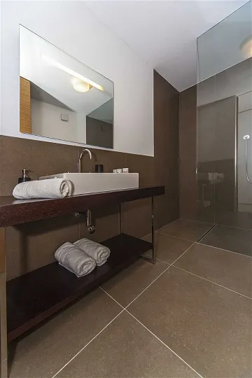 Air-Conditioned 3-Bedroom Apartment in Primošten