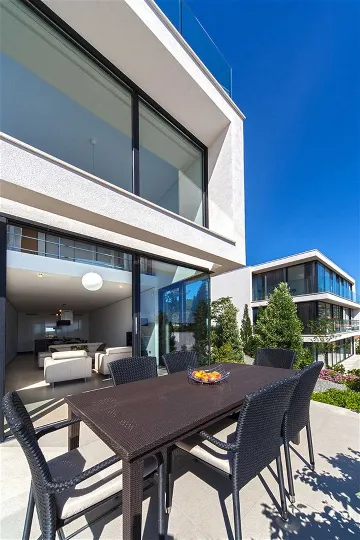 Air-Conditioned 3-Bedroom Apartment in Primošten