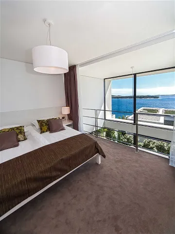 Air-Conditioned 3-Bedroom Apartment in Primošten