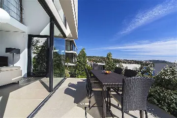 Air-Conditioned 3-Bedroom Apartment in Primošten