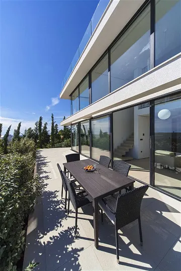 Air-Conditioned 3-Bedroom Apartment in Primošten