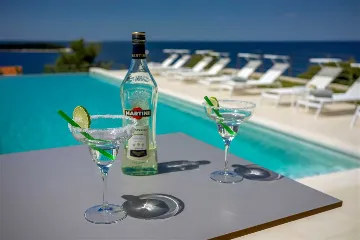 Air-Conditioned 3-Bedroom Apartment in Primošten