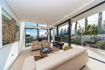 Air-Conditioned 2-Bedroom Apartment in Primošten