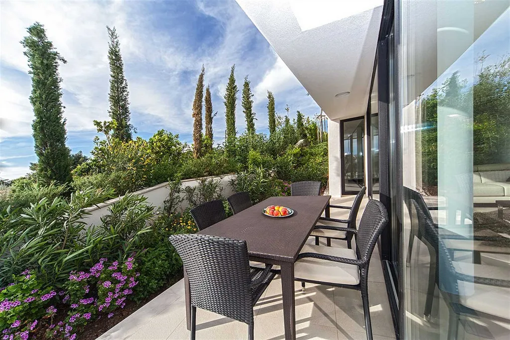 Air-Conditioned 2-Bedroom Apartment in Primošten