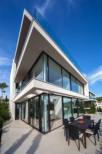 Air-Conditioned 2-Bedroom Apartment in Primošten