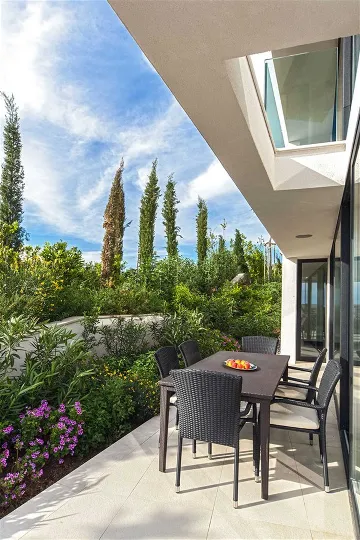 Air-Conditioned 2-Bedroom Apartment in Primošten