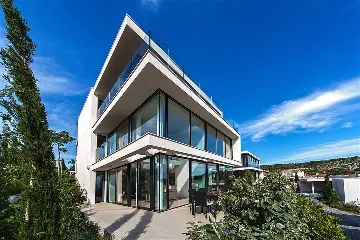 Air-Conditioned 2-Bedroom Apartment in Primošten