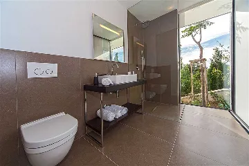 Air-Conditioned 2-Bedroom Apartment in Primošten