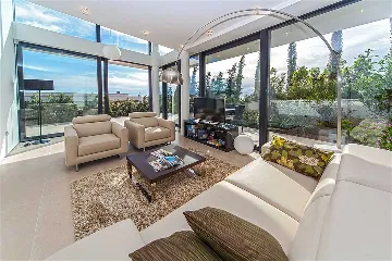 Air-Conditioned 2-Bedroom Apartment in Primošten