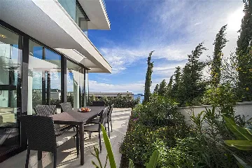 Air-Conditioned 2-Bedroom Apartment in Primošten