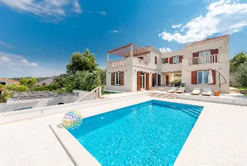 4-Bedroom Villa with Heated Pool in Splitska