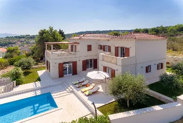 4-Bedroom Villa with Heated Pool in Splitska