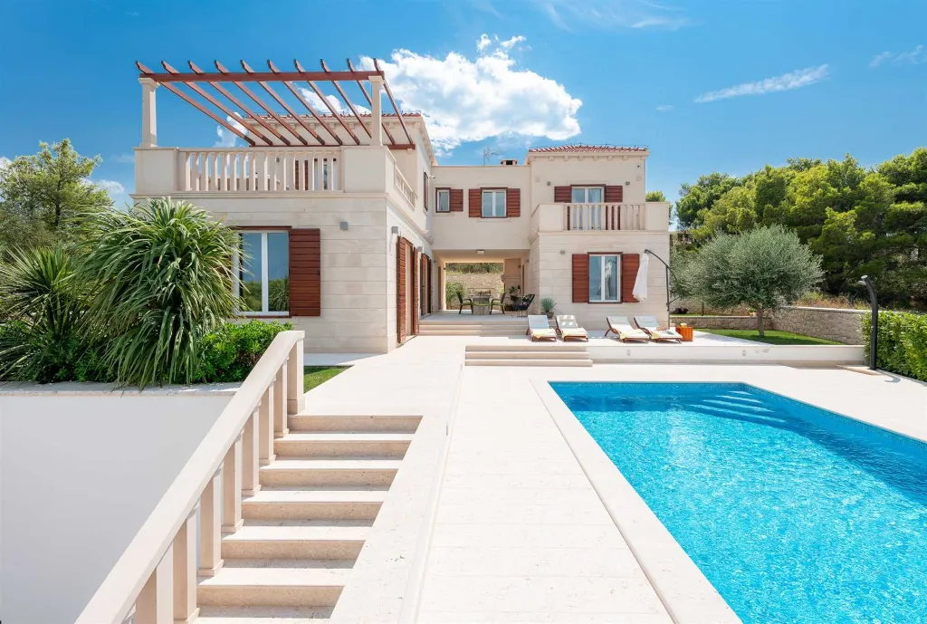 4-Bedroom Villa with Heated Pool in Splitska