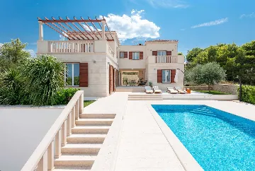 4-Bedroom Villa with Heated Pool in Splitska
