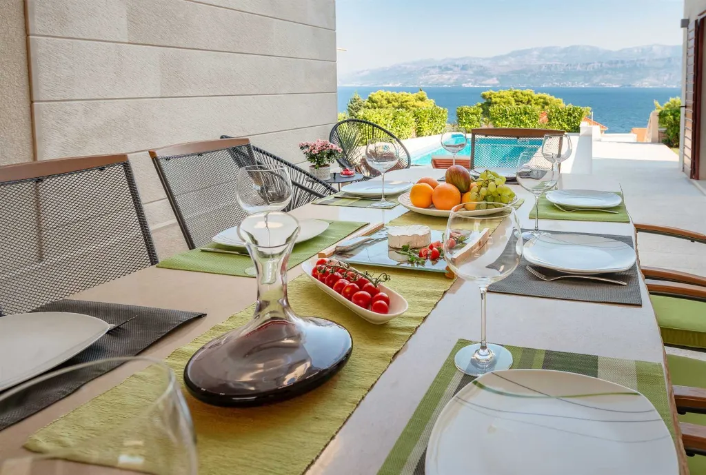4-Bedroom Villa with Heated Pool in Splitska