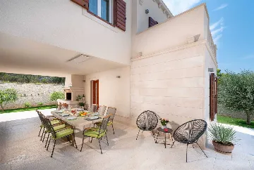4-Bedroom Villa with Heated Pool in Splitska