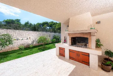 4-Bedroom Villa with Heated Pool in Splitska