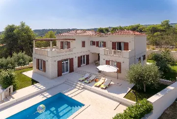 4-Bedroom Villa with Heated Pool in Splitska