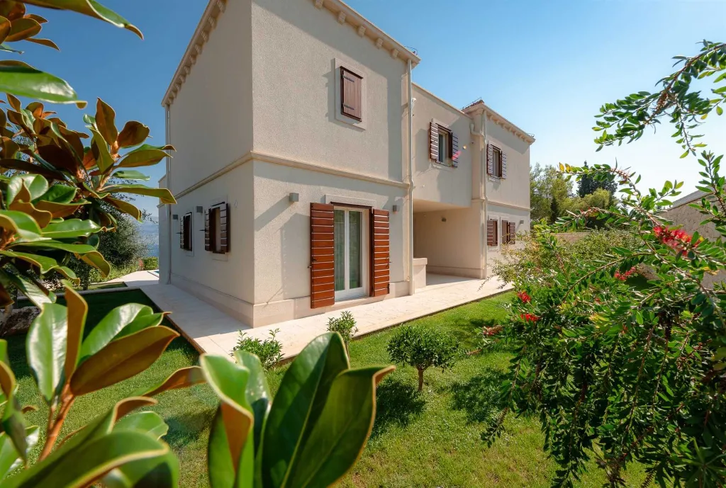 4-Bedroom Villa with Heated Pool in Splitska