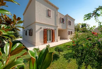 4-Bedroom Villa with Heated Pool in Splitska