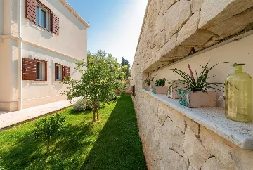 4-Bedroom Villa with Heated Pool in Splitska