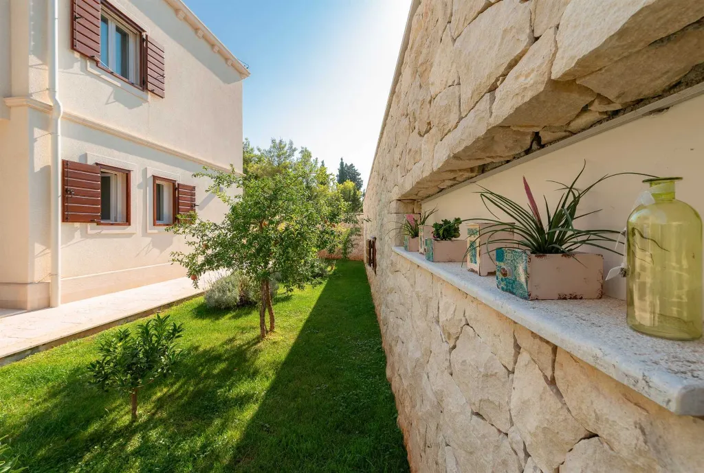 4-Bedroom Villa with Heated Pool in Splitska