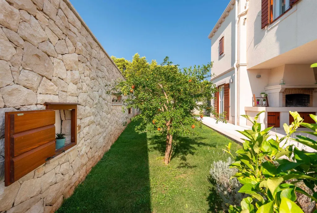 4-Bedroom Villa with Heated Pool in Splitska