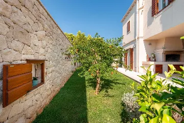4-Bedroom Villa with Heated Pool in Splitska