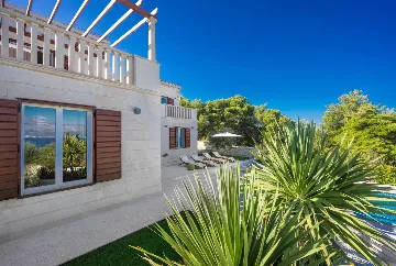 4-Bedroom Villa with Heated Pool in Splitska