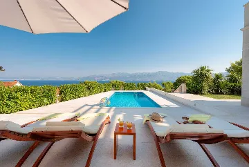 4-Bedroom Villa with Heated Pool in Splitska