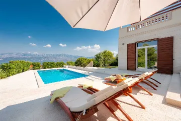 4-Bedroom Villa with Heated Pool in Splitska
