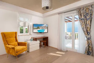 4-Bedroom Villa with Heated Pool in Splitska