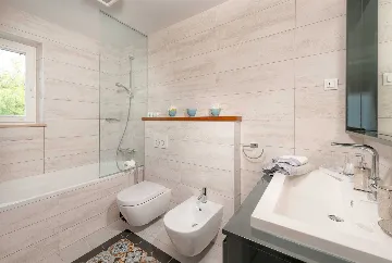 4-Bedroom Villa with Heated Pool in Splitska