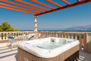 4-Bedroom Villa with Heated Pool in Splitska