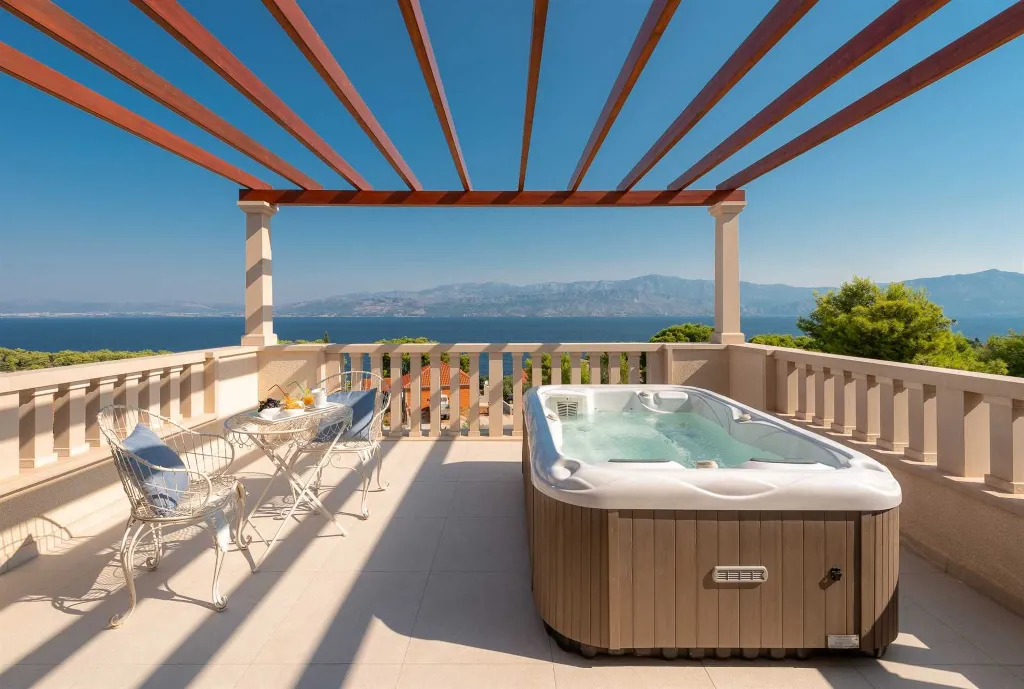 4-Bedroom Villa with Heated Pool in Splitska