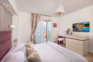 4-Bedroom Villa with Heated Pool in Splitska