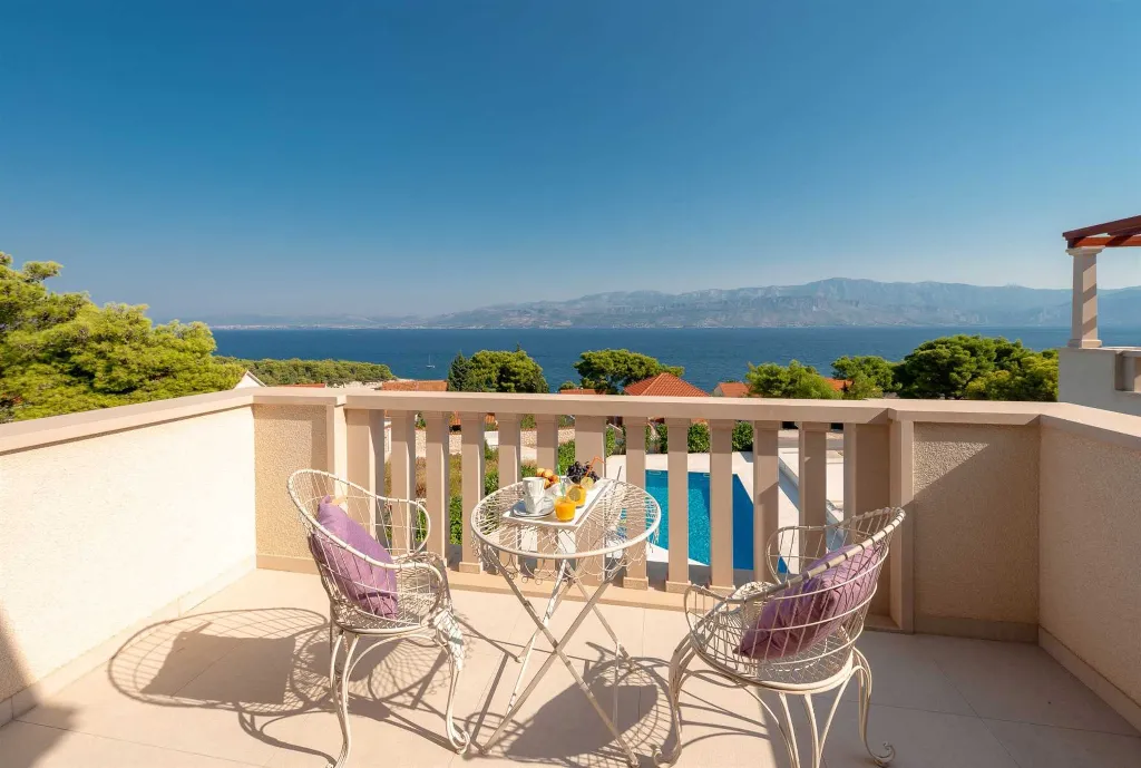 4-Bedroom Villa with Heated Pool in Splitska