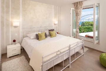 4-Bedroom Villa with Heated Pool in Splitska