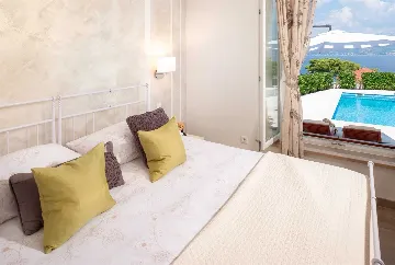 4-Bedroom Villa with Heated Pool in Splitska