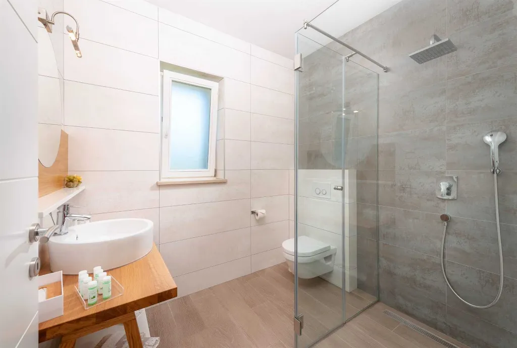 4-Bedroom Villa with Heated Pool in Splitska